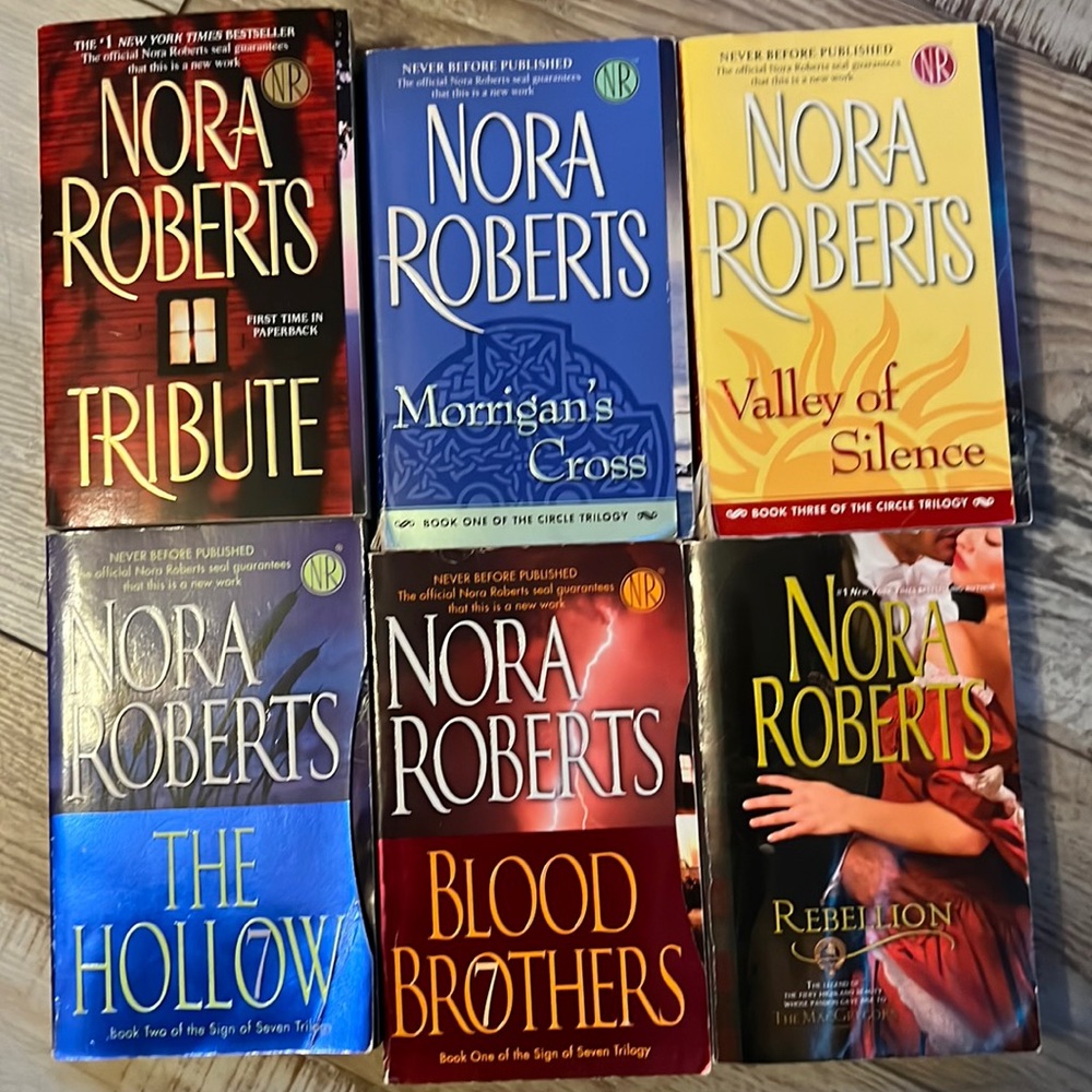 Bundle of Nora roberts books